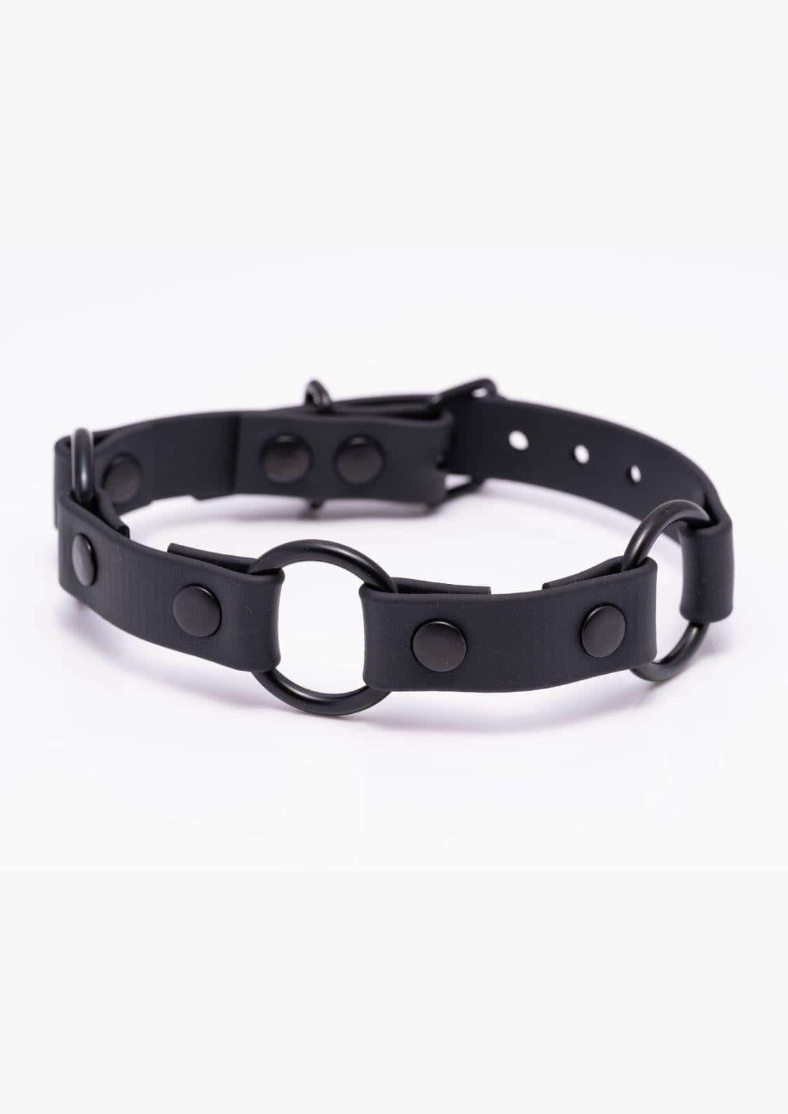 Frontansicht des schwarzen Easure Triple O-Ring black Chokers aus BioThane mit 3 schwarzen O-Ringen