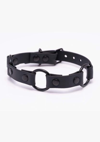 Frontansicht des schwarzen Easure Triple O-Ring black Chokers aus BioThane mit 3 schwarzen O-Ringen