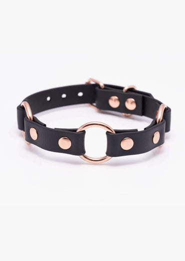 Detailaufnahme des schwarzen Easure Triple O-Ring Chokers mit 3 rosegoldenen O-Ringen