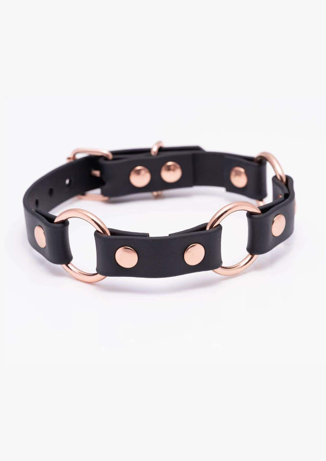 Draufsicht des schwarzen Easure Triple O-Ring Chokers aus BioThane mit 3 rosegoldenen O-Ringen