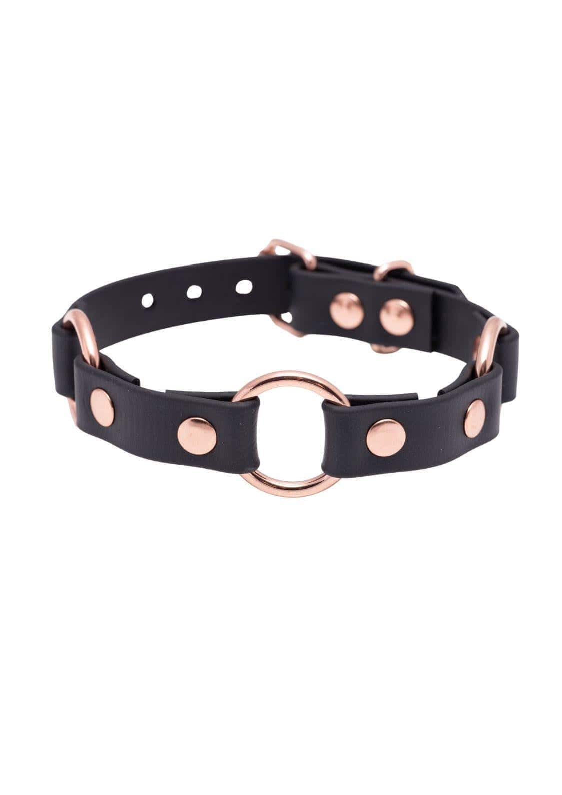Schwarzer Easure Triple O-Ring Choker aus BioThane mit 3 rosegoldenen O-Ringen in der Frontansicht