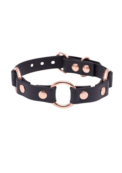 Schwarzer Easure Triple O-Ring Choker aus BioThane mit 3 rosegoldenen O-Ringen in der Frontansicht