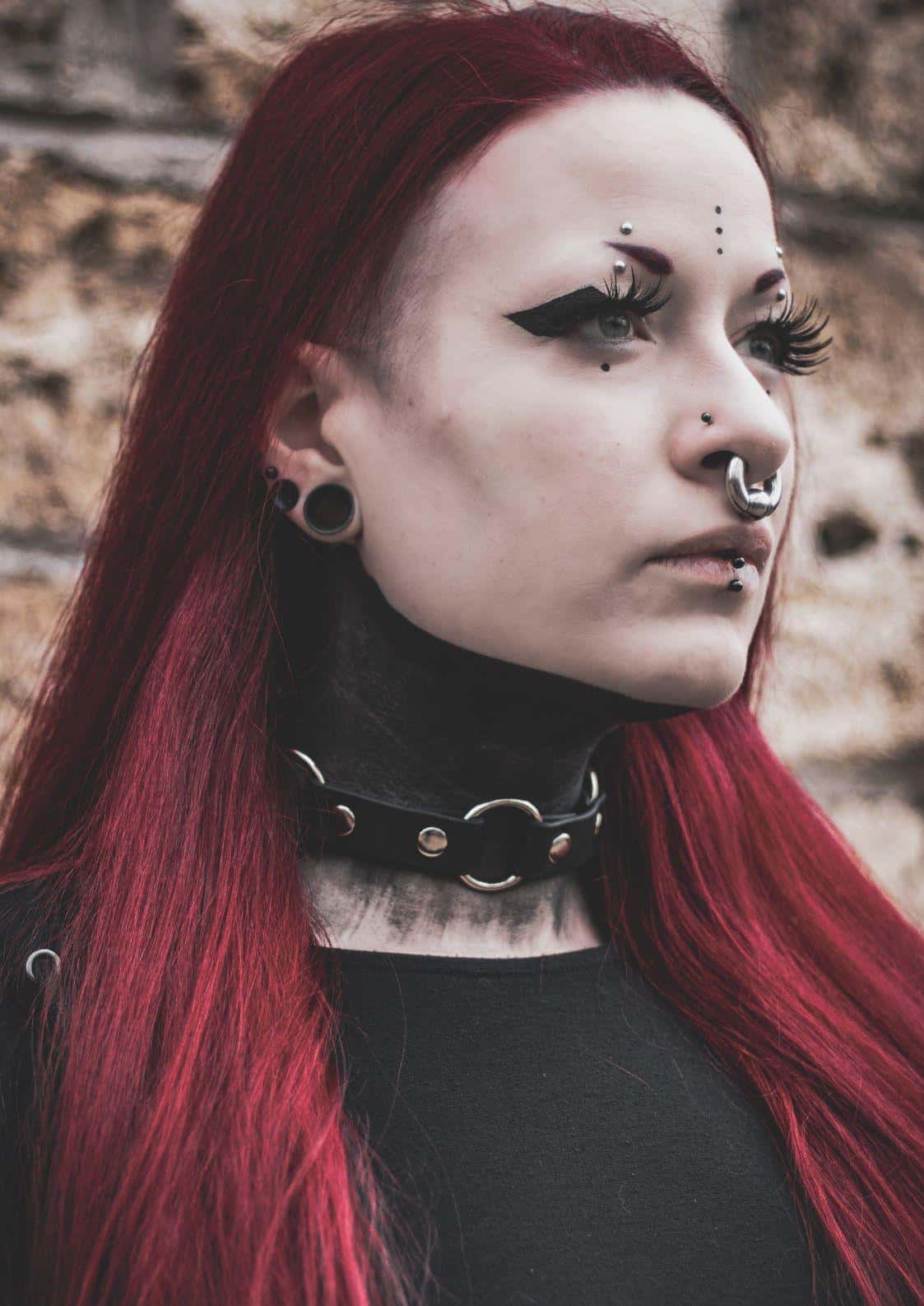 Model trägt den schwarzen Easure Triple O-Ring Choker aus BioThane mit 3 silbernen O-Ringen
