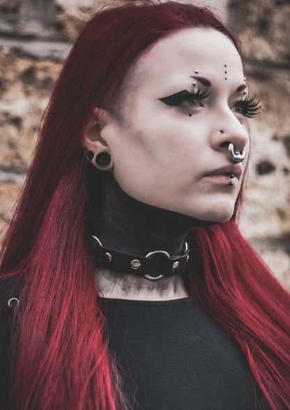 Model trägt den schwarzen Easure Triple O-Ring Choker aus BioThane mit 3 silbernen O-Ringen
