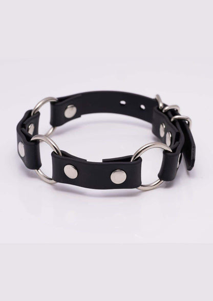 Seitenansicht des schwarzen Easure Triple O-Ring silver Chokers aus BioThane