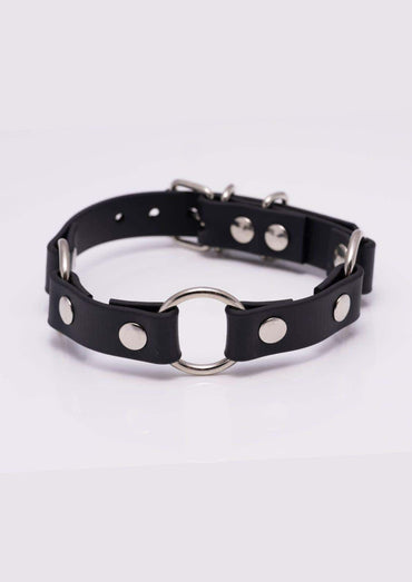 Detailbild des schwarzen Easure Triple O-Ring silver Chokers aus BioThane mit 3 silbernen O-Ringen
