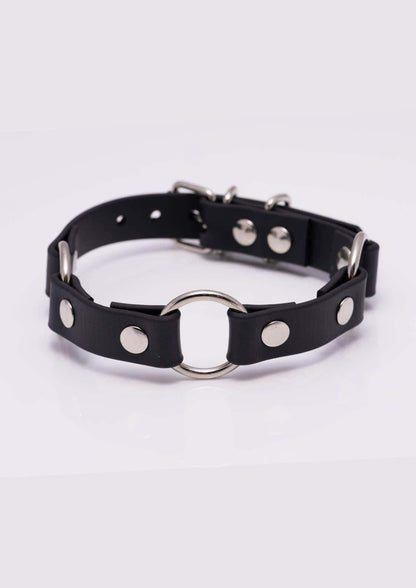 Detailbild des schwarzen Easure Triple O-Ring silver Chokers aus BioThane mit 3 silbernen O-Ringen