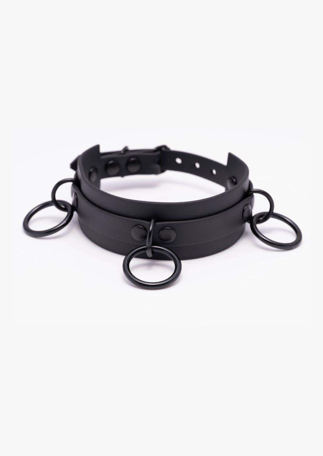 Detailaufnahme des schwarzen Easure Triple Slave Chokers aus BioThane mit 3 schwarzen O-Ringen