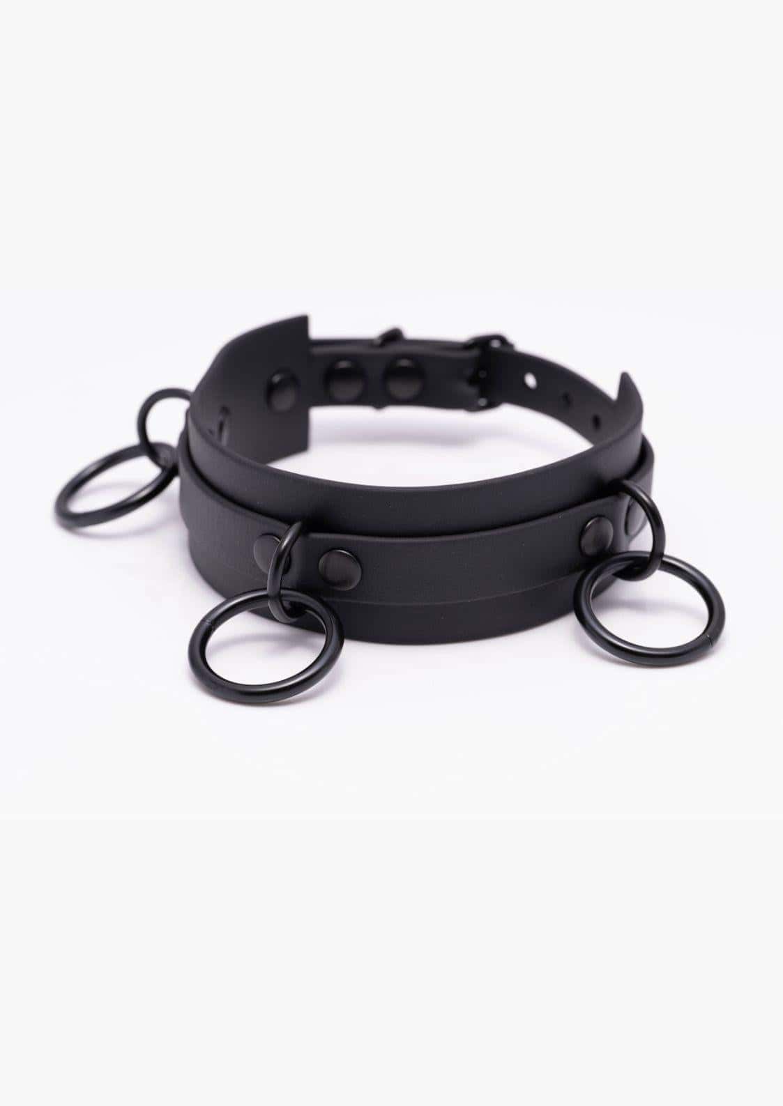 Seitenansicht des schwarzen Easure Triple Slave Chokers aus BioThane mit 3 schwarzen O-Ringen