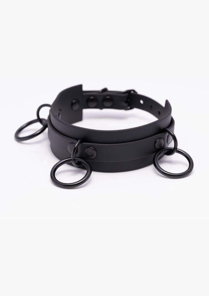 Seitenansicht des schwarzen Easure Triple Slave Chokers aus BioThane mit 3 schwarzen O-Ringen