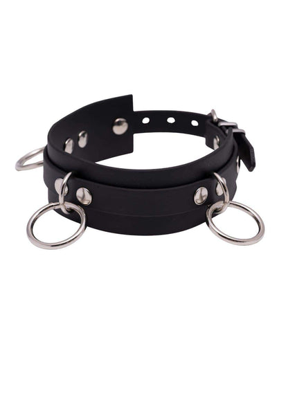 Seitenansicht des schwarzen Easure Triple Slave Chokers aus BioThane mit 3 silbernen O-Ringen