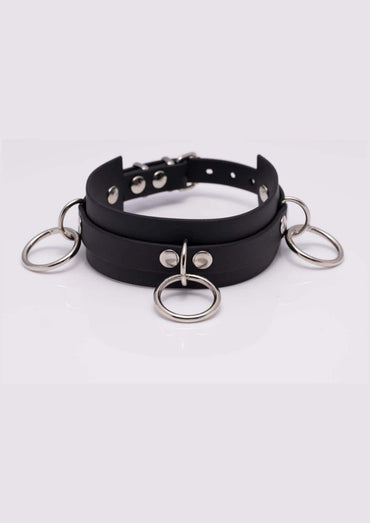 Detailaufnahme des schwarzen Easure Triple Slave Chokers aus BioThane mit 3 silbernen O-Ringen