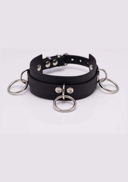 Detailaufnahme des schwarzen Easure Triple Slave Chokers aus BioThane mit 3 silbernen O-Ringen