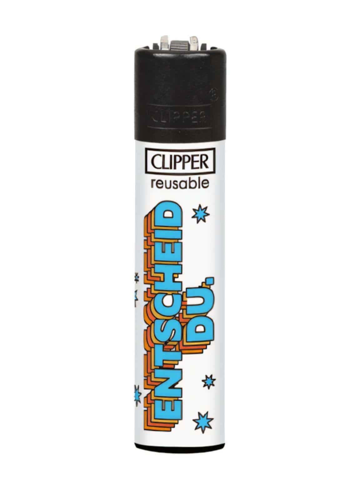 Weißes clipper feuerzeug mit wiederverwendbarem design und entscheid schriftzug in blau und orange für gothic kleidung