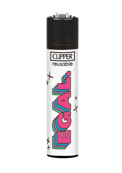 Weißes clipper feuerzeug set egal mit schwarzem ober- und unterteil, pinkem equal-schriftzug im gothic-look und roten sternen, passend zu dark fashion