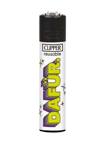 Weißes Clipper Feuerzeug mit wiederverwendbarem Design, gelber und lila dafurr Schrift, schwarzem Kopf, ideal für gothic und dark fashion Fans