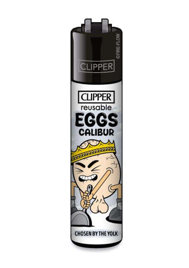 Schwarzes und silbernes clipper feuerzeug mit cartoon-ei könig und hammer eggcalibur clipper feuerzeug