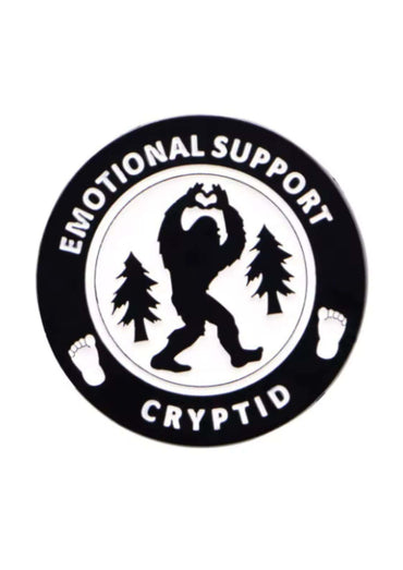 Runder schwarz-weißer emotional support cryptid pin im gothic horror stil für emotionale unterstützung