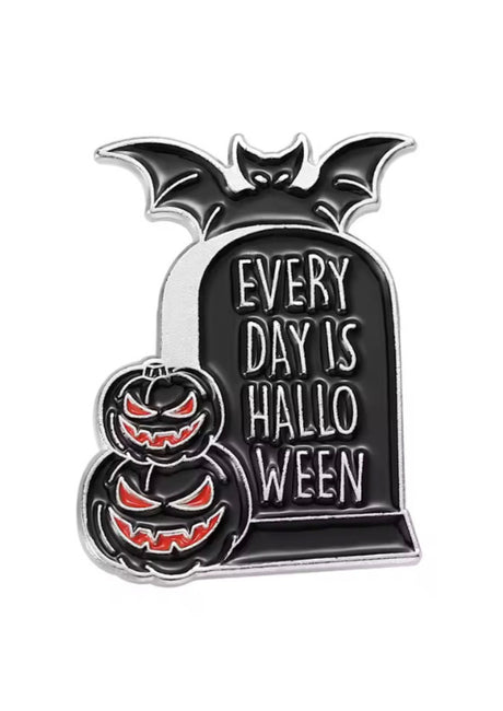 Schwarzes und silbernes Halloween-Themed Emaillesch lossymbol mit Kürbissen, Fledermäusen und Grabstein-Design.