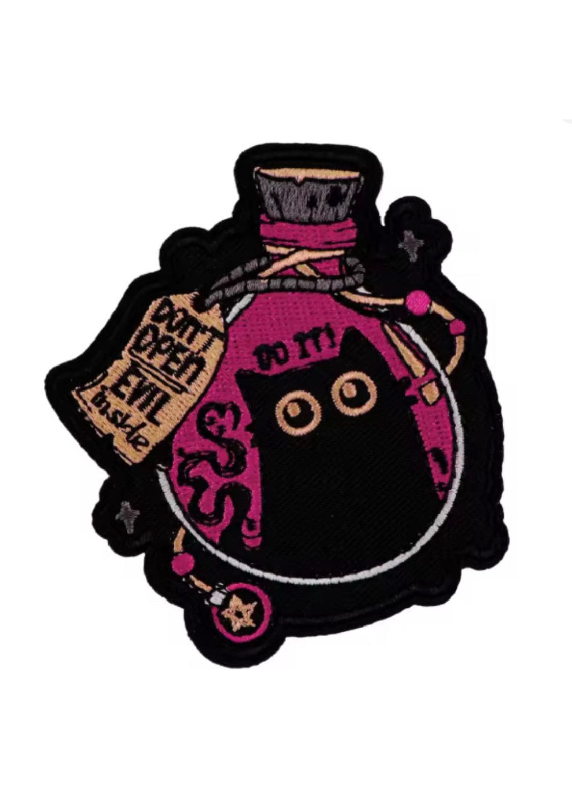 Ein gestickter Aufnäher, der eine schwarze Katze in einem Gefäß zeigt.