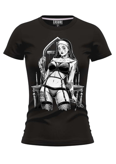 Schwarzes girlie t-shirt mit detaillierter schwarz-weißer illustration einer tätowierten nonne in lingerie aus strapazierfähigem stoff und weicher qualität