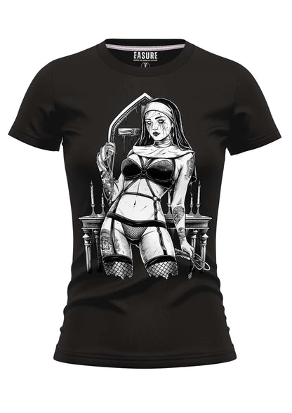 Schwarzes girlie t-shirt mit detaillierter schwarz-weißer illustration einer tätowierten nonne in lingerie aus strapazierfähigem stoff und weicher qualität