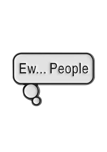 Silberner rechteckiger sprechblasen pin mit ew people schriftzug passend zu gothic horror und bat pentagram stil