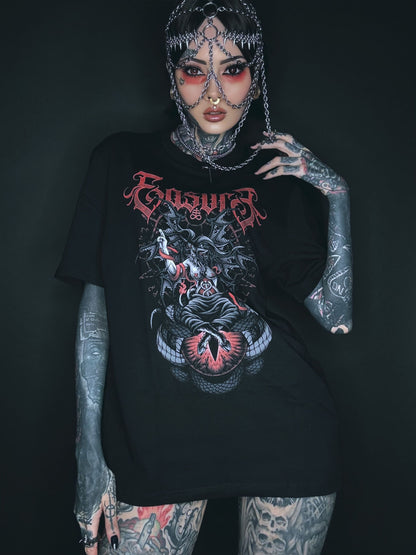 Schwarzes Grafik-T-Shirt mit rot-weißem aufwendigem Design, das eine dämonische Figur und das Wort ‚gasha‘ in stilisierten Buchstaben zeigt.