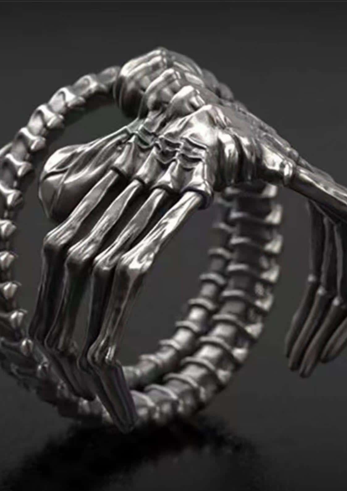 Detaillierter silberner facehugger ring mit schädel sarg design und texturierter metallischer oberfläche als gothic schmuck
