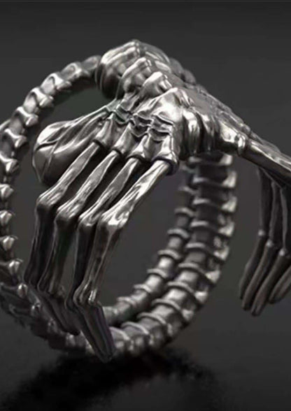 Detaillierter silberner facehugger ring mit schädel sarg design und texturierter metallischer oberfläche als gothic schmuck
