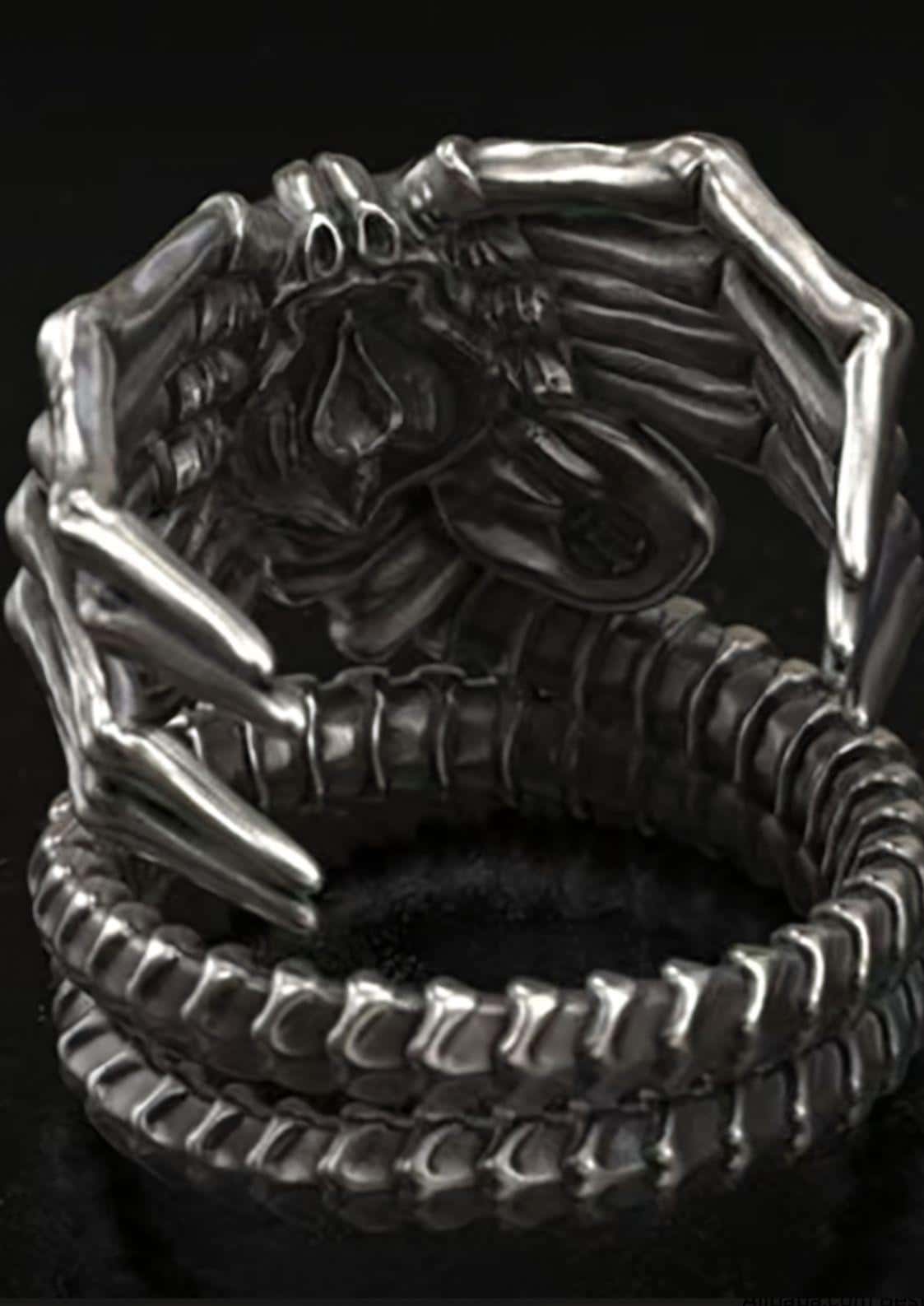 Dunkel silberner metallring facehugger mit bedrohlichem alien und segmentiertem körper gothic schmuck schädel sarg