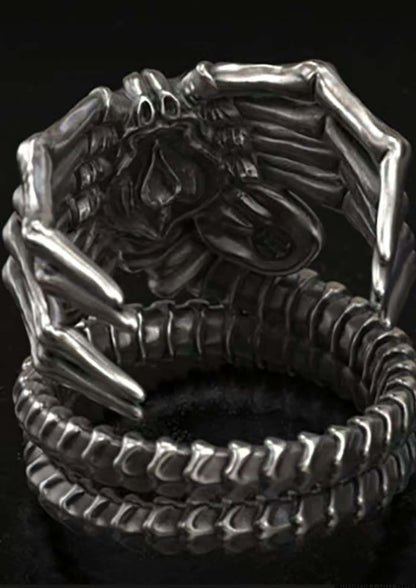 Dunkel silberner metallring facehugger mit bedrohlichem alien und segmentiertem körper gothic schmuck schädel sarg