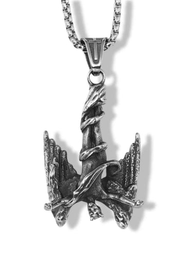 Silberne fallen angel halskette mit detailliertem, verdrehtem design aus anker, flügeln und ranken im gothic horror stil
