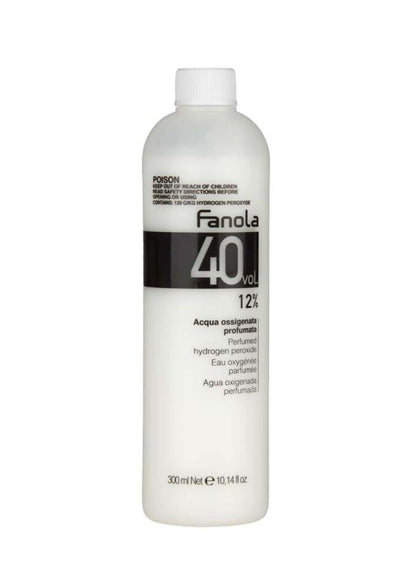 Weiße kunststoffflasche fanola bleichmittel entwickler 12 prozent 40 vol mit schwarzem etikett für maximale aufhellung bei haarfarben