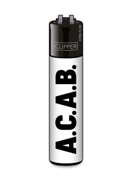 Ein silber schwarzes clipper feuerzeug mit auffälligem a.c.a.b. schriftzug ideal für gothic kleidung und horror styles