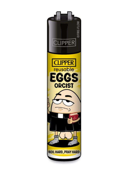 Schwarzes und gelbes clipper feuerzeug mit cartoonmotiv eggs orcist und slogan boil hard pray hard im gothic horror stil