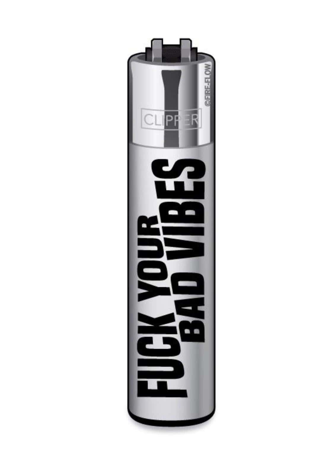 Silbernes metallisches clipper feuerzeug mit schwarzem text fuck your bad vibes im gothic horror dark fashion style