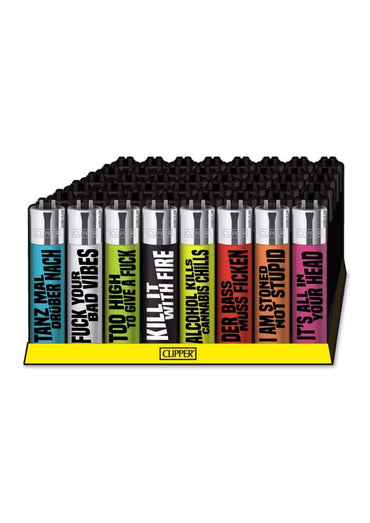 Ein set bunter clipper feuerzeuge mit metallisch silbernen ober- und unterseiten und schwarzer gothic schrift für horror fans