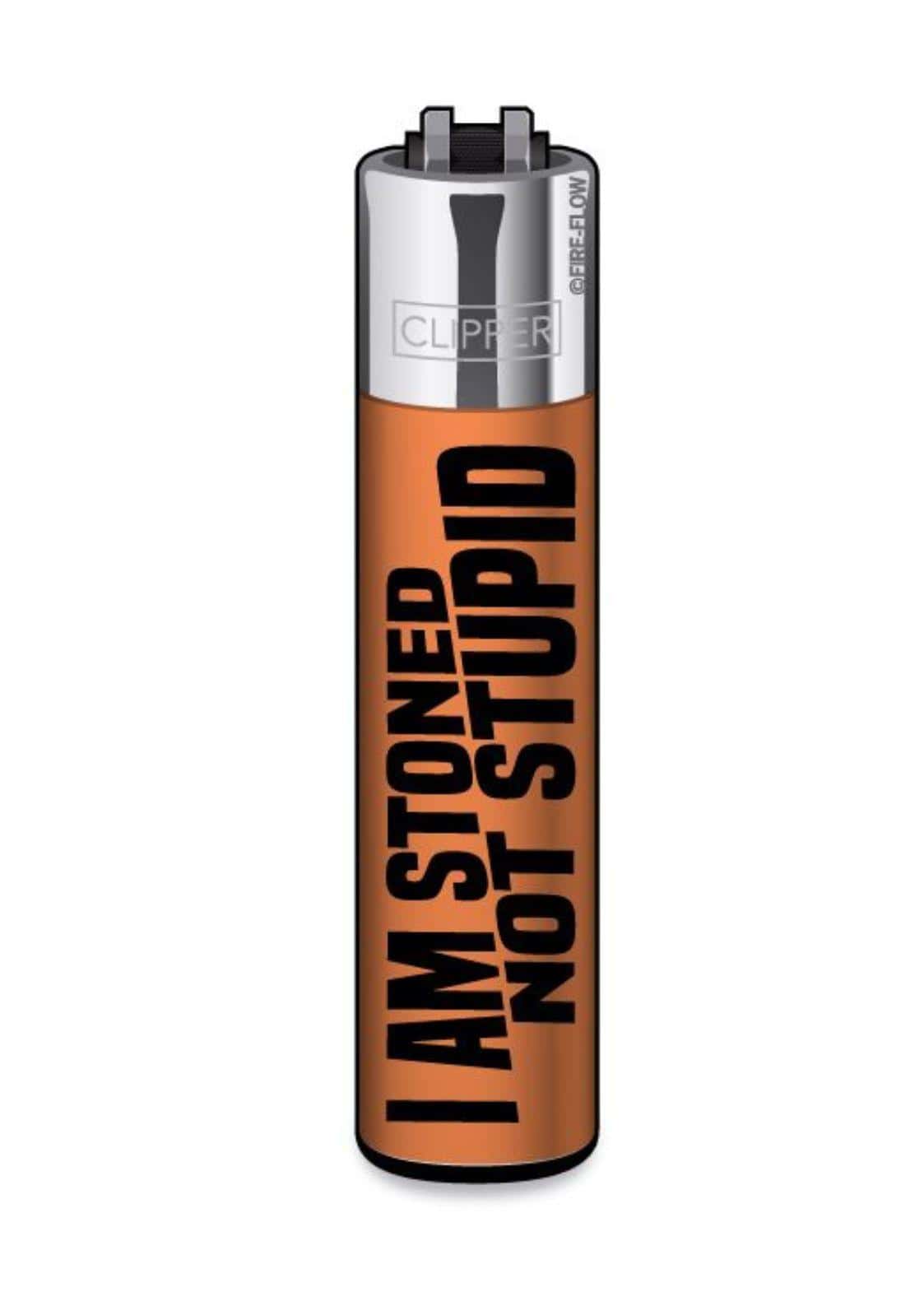 Orange und schwarze i am stoned not stupid clipper feuerzeug mit silberner kappe aus ffx shortiez #1 set für gothic und dark fashion fans