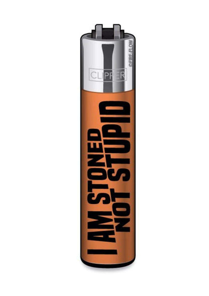 Orange und schwarze i am stoned not stupid clipper feuerzeug mit silberner kappe aus ffx shortiez #1 set für gothic und dark fashion fans