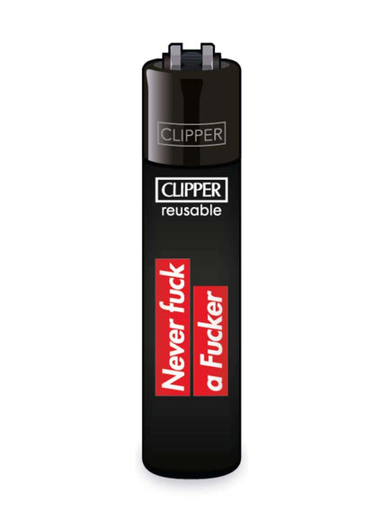 Schwarzes clipper feuerzeug mit mutigem roten etikett und weißem text never fuck a fucker passend für gothic horror dark fashion