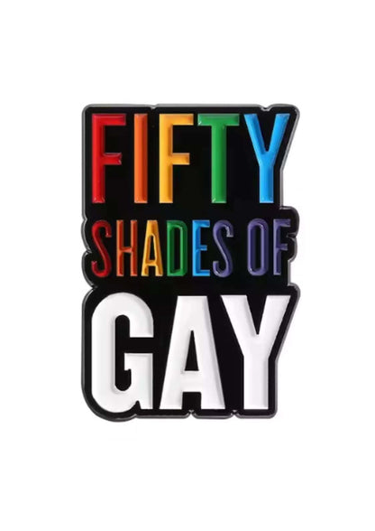 Regenbogenfarbige Emaille-Anstecknadel mit dem Text ’fifty shades of gay’.