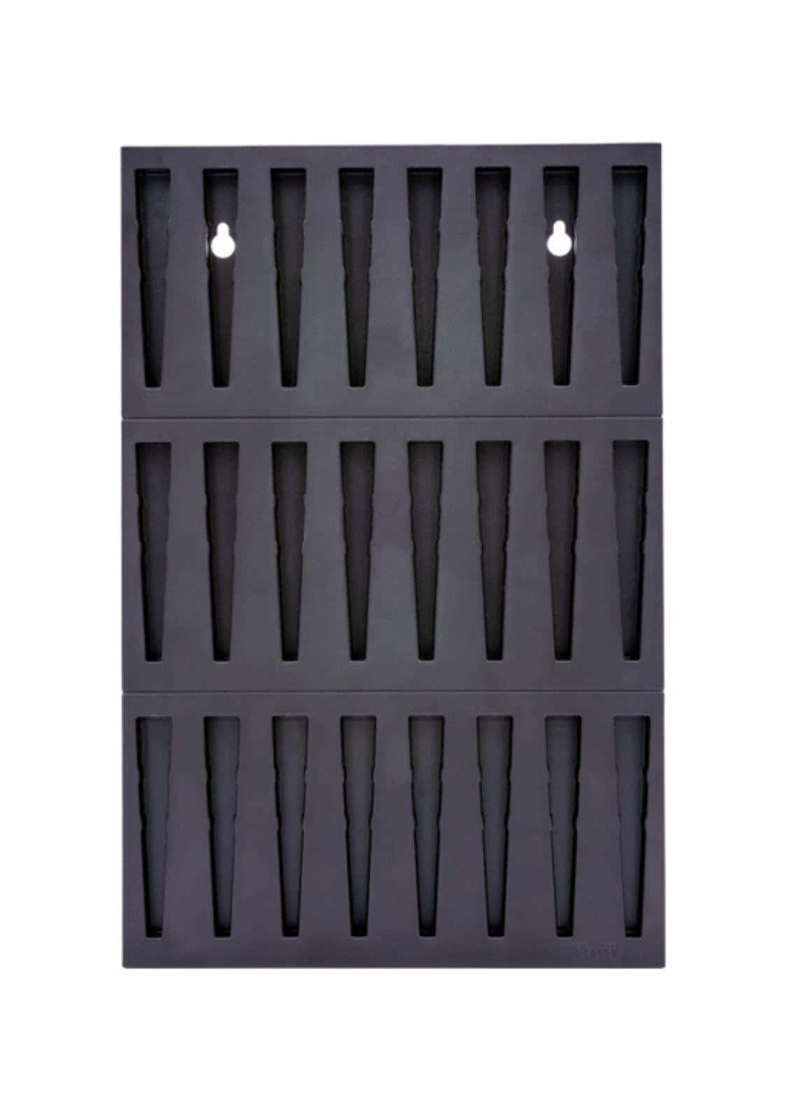 Schwarzes fire-board display mit 30 schlitzen zur aufbewahrung von zylindrischen klipper-feuerzeugen gothic horror style