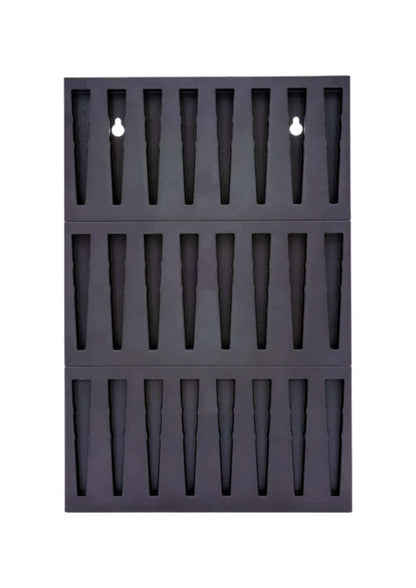 Schwarzes fire-board display mit 30 schlitzen zur aufbewahrung von zylindrischen klipper-feuerzeugen gothic horror style