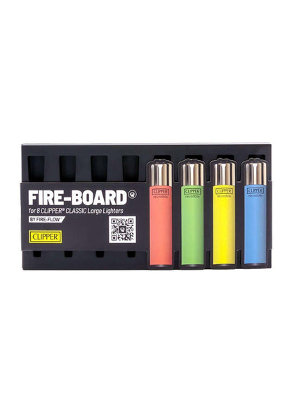 Set aus vier klassischen großen clipper-feuerzeugen in orange, grün, gelb und blau mit metallkappen für gothic und dark fashion