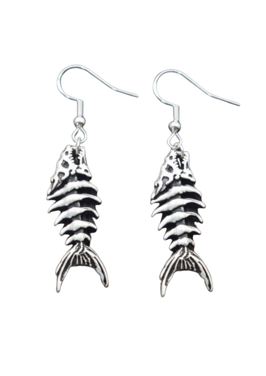 Silberne fish skeleton ohrringe mit detailreicher knochenstruktur und klassischem haken für gothic dark fashion
