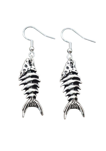 Silberne fish skeleton ohrringe mit detailreicher knochenstruktur und klassischem haken für gothic dark fashion