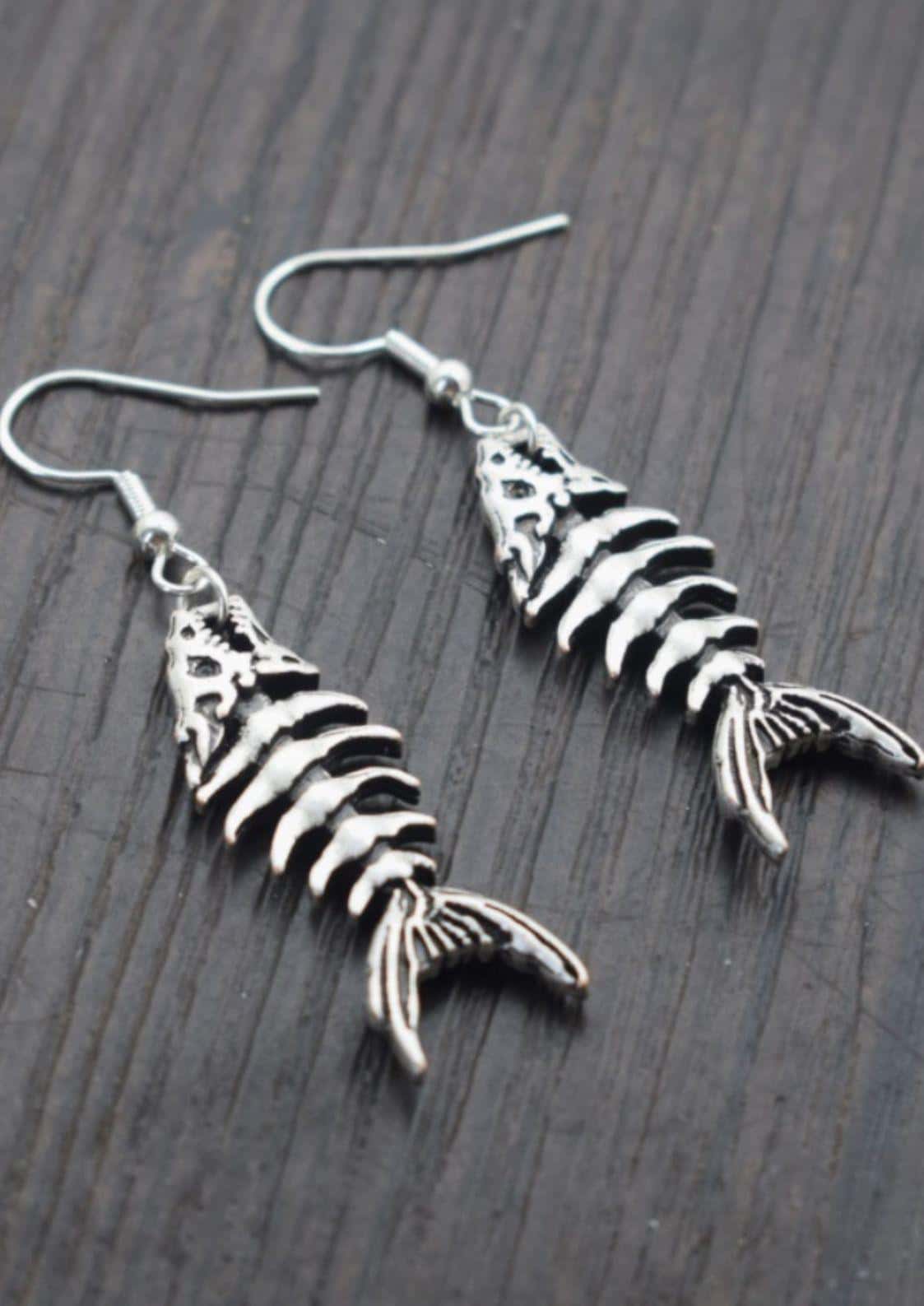 Silberne fish skeleton ohrringe mit vintage finish und filigranen details perfekt für gothic und dark fashion fans