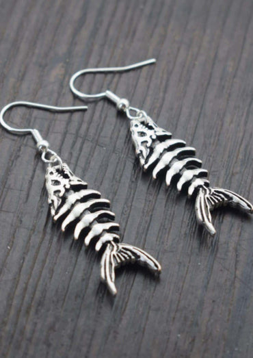 Silberne fish skeleton ohrringe mit vintage finish und filigranen details perfekt für gothic und dark fashion fans