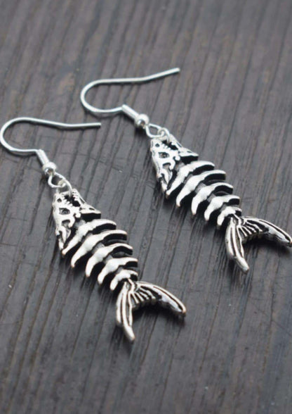 Silberne fish skeleton ohrringe mit vintage finish und filigranen details perfekt für gothic und dark fashion fans